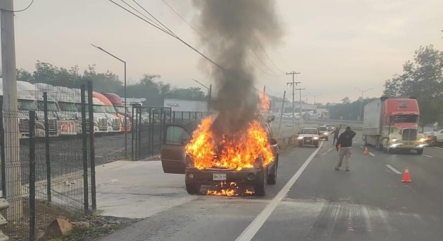 Una familia de García que se dirigía al estado de Veracruz para pasar las fiestas navideñas, vio frustrado su viaje al incendiarse la camioneta en que viajaba en la Carretera Nacional, municipio de Allende.