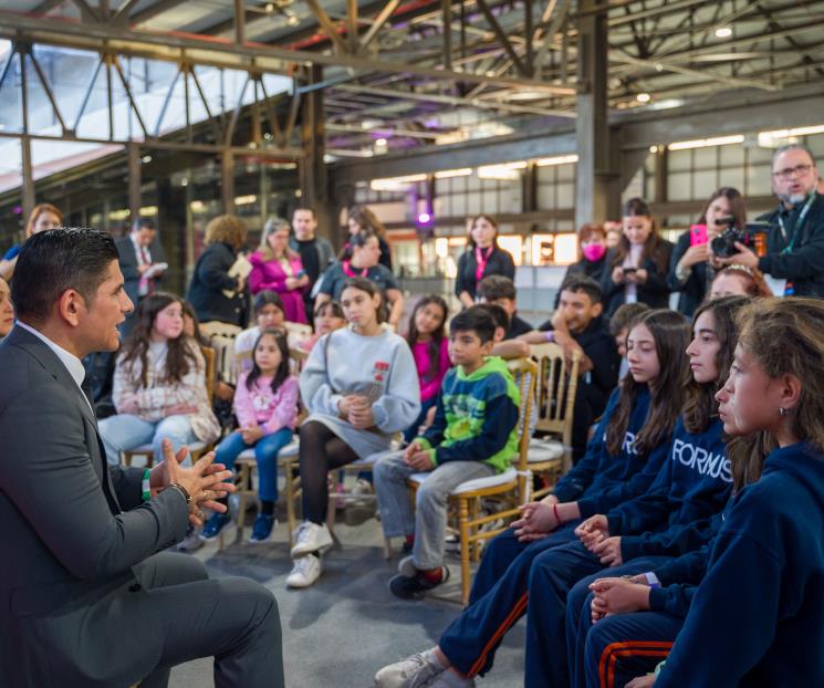 Dona NL laptops a alumnos de escuela de Matamoros, Tamaulipas