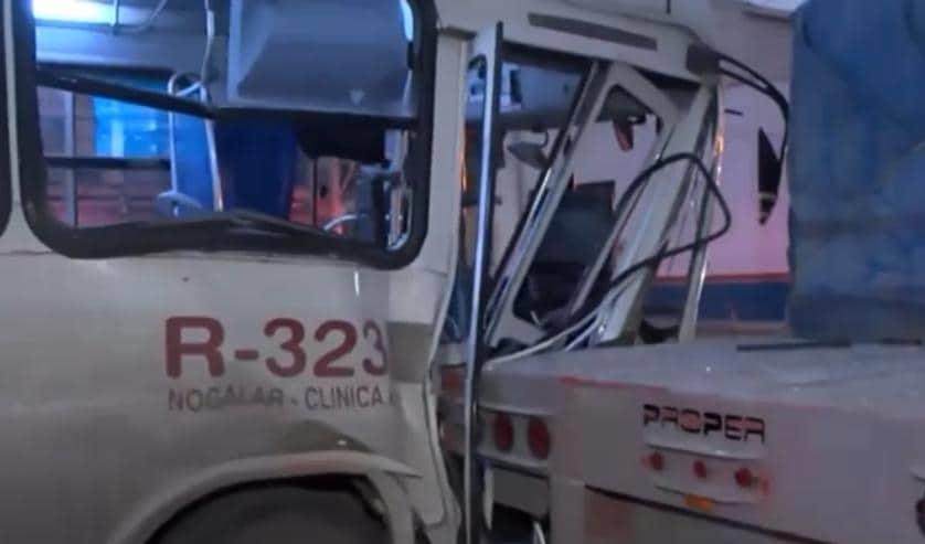 Choque entre ruta 323 y tráiler deja una mujer herida