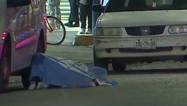 Un hombre de la tercera edad que viajaba en una bicicleta falleció luego de ser atropellado por un tráiler, la noche del martes en calles de la Colonia Moderna, en el municipio de Monterrey, dándose a la fuga el presunto responsable.