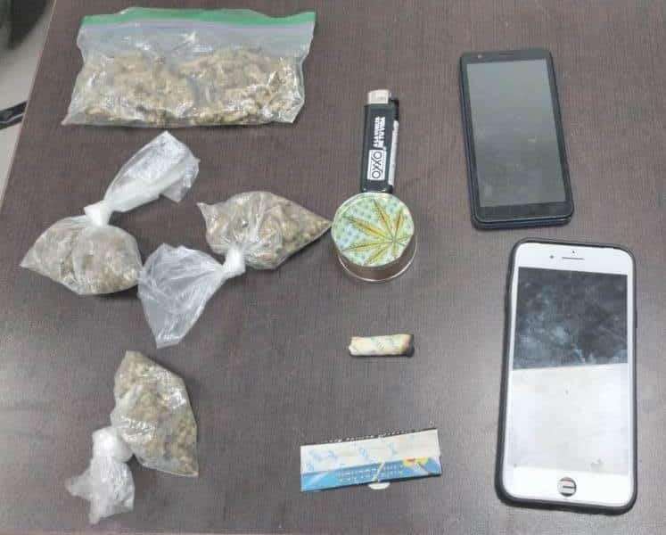 En hechos diferentes, dos hombres fueron detenidos por oficiales de la Policía de Monterrey, luego de presuntamente encontrarles dosis con las características a la mariguana y cristal.