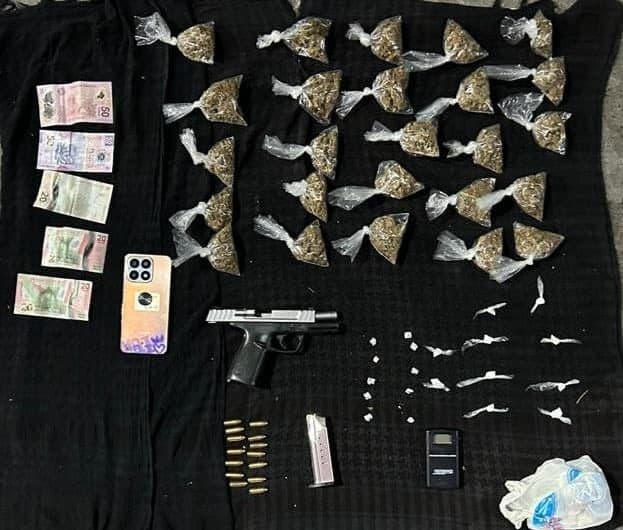 Un presunto narcomenudista fue detenido por elementos de Fuerza Civil en posesión de 45 envoltorios con marihuana y lo que parece ser cocaína y cristal, en la Colonia Reforma, municipio de Monterrey, además portaba un arma de fuego.