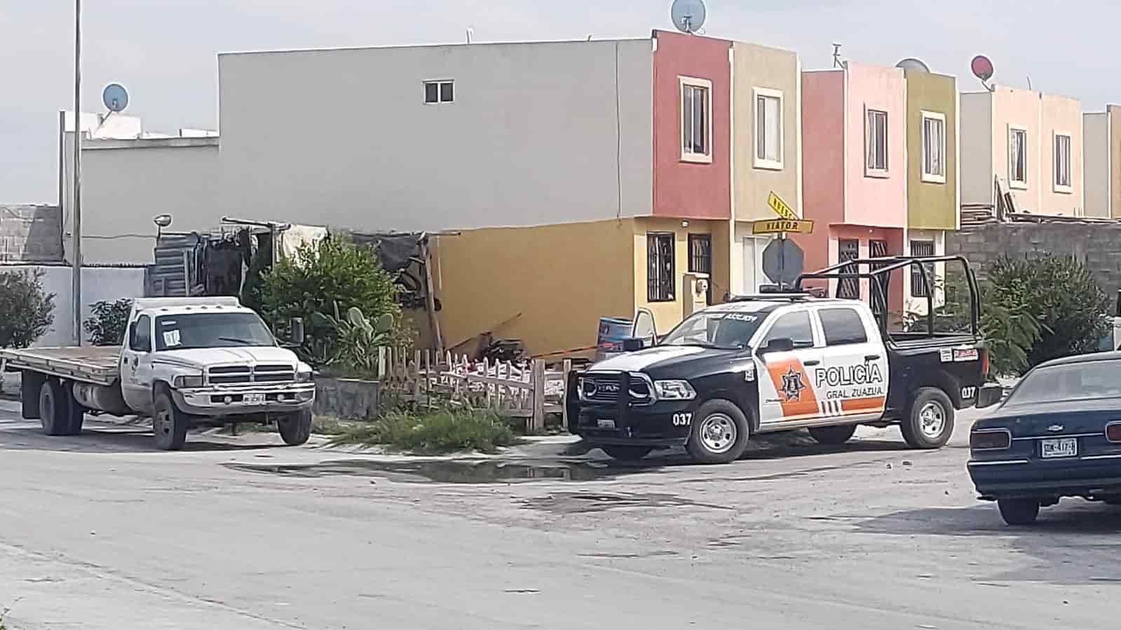 Un joven fue ejecutado junto con su perro en el interior de su domicilio en la Colonia Valle de Santa Elena, ayer en el municipio de Zuazua.