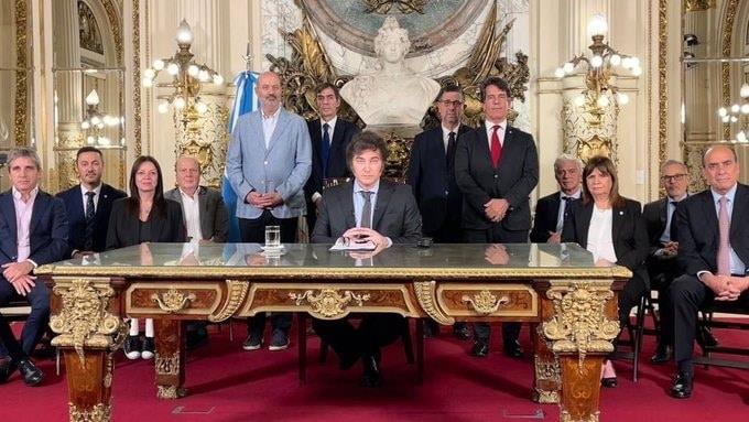 Desregula Milei la economía por decreto