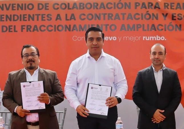 Dan de Navidad a habitantes de SC escrituras de su casa
