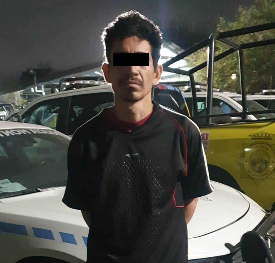 Tres hombres y una mujer fueron detenidos por oficiales de la Policía de Monterrey, luego de presuntamente introducirse a un domicilio a robar diversos artículos, en el centro de la ciudad.