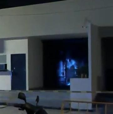 Dos bares del Centrito Valle, en el municipio de San Pedro, fueron atacados ayer, a uno lo balearon y el otro lo rociaron con gasolina para intentar incendiarlo, sin que se reportaran lesionados en ambos casos.