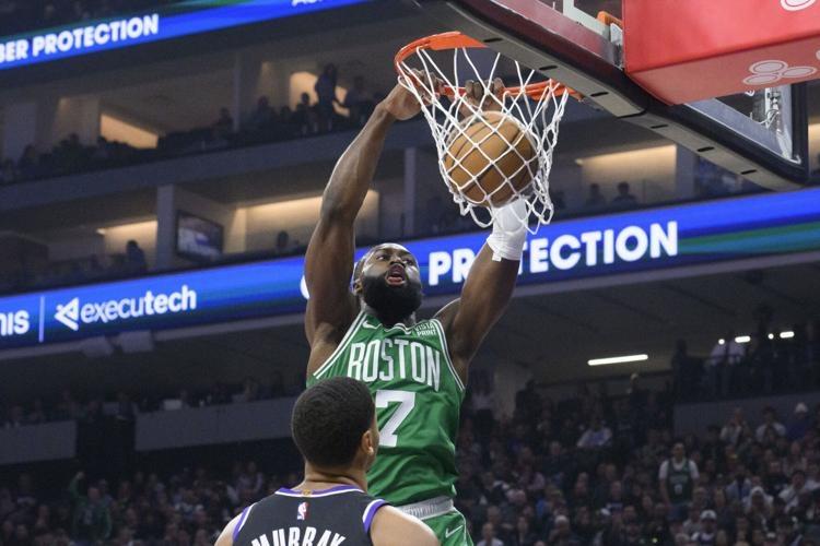 Arrollan Celtics a Sacramento