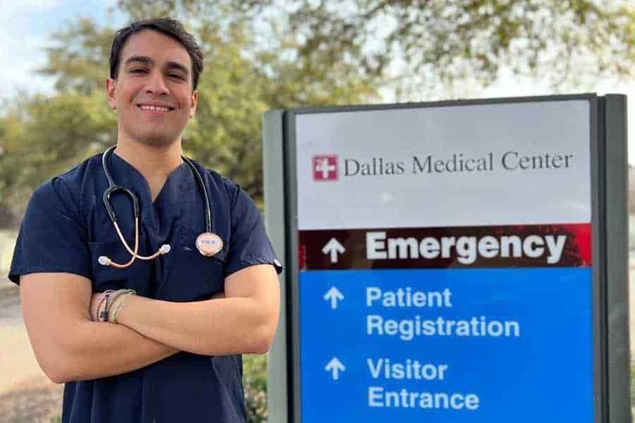 Egresado de medicina reafirma en Tec pasión por servir a los demás