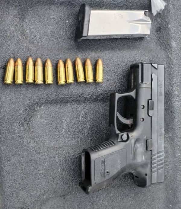 Elementos de la Policía de Monterrey aseguraron un arma de fuego con cartuchos hábiles y cerca de 300 envoltorios de diferentes tipos de droga, entre marihuana, fentanilo y cristal, en la zona del Mesón Estrella, en el centro de la ciudad.