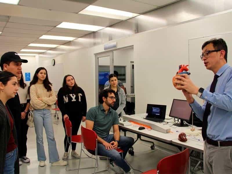 Alumnos de PrepaTec “simulan” ser cardiólogos durante taller