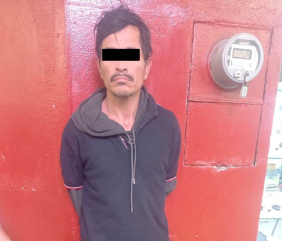 Un hombre fue detenido por oficiales de la Policía de Monterrey adscritos al Operativo Navidad Segura 2023, después de que presuntamente robó tres bolsas con gorros de tela y maniquís a una vendedora ambulante, en el centro de la ciudad.