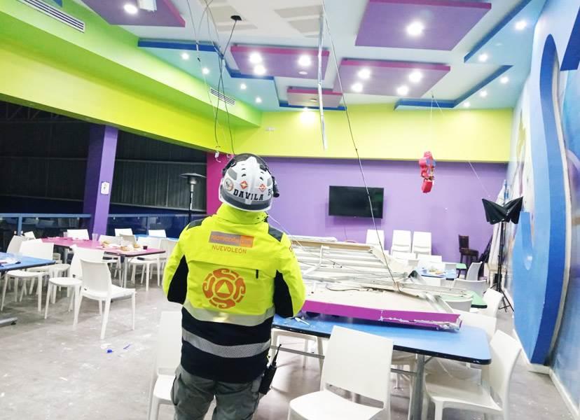 Colapsa techo sobre niños en salón de fiesta