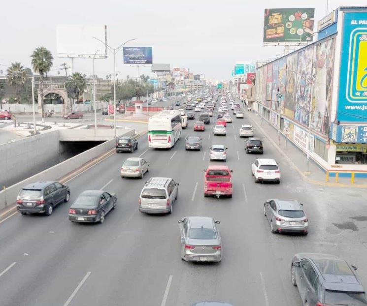 Colapsan regios vialidades por compras navideñas Colapsan regios vialidades por compras navideñas