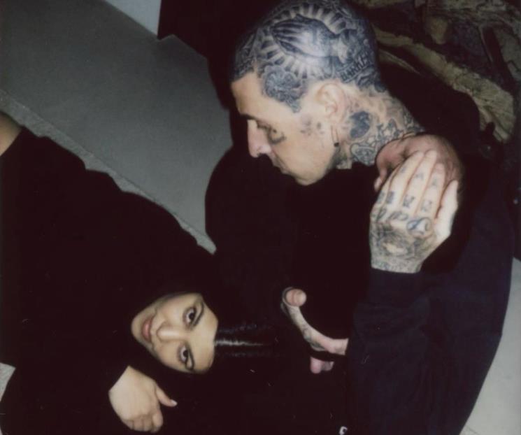 Revelan Kourtney Kardashian y Travis Barker fotos de su bebé