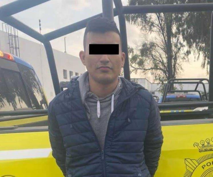 Viajaban en moto sin placa, les hallan droga