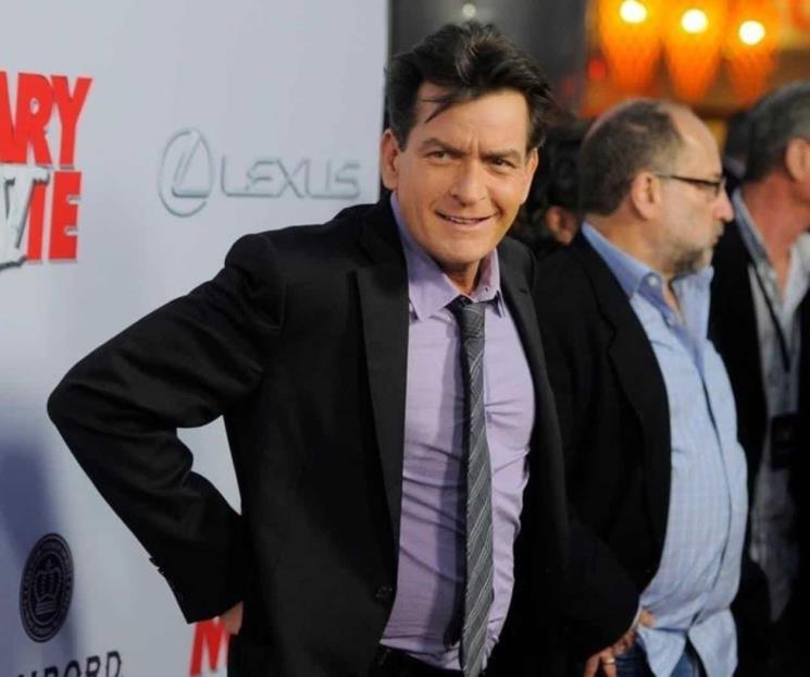 El actor Charlie Sheen habría sido atacado por una vecina en su casa