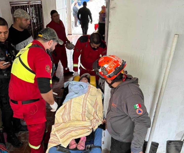 Rescatan a niña que cae a noria en Santiago
