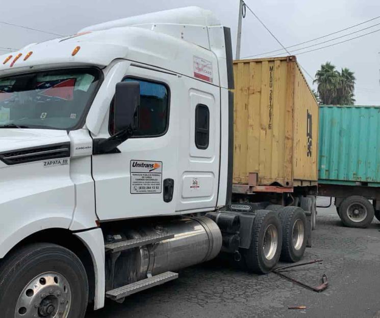 Impacta tren a tráiler en Monterrey