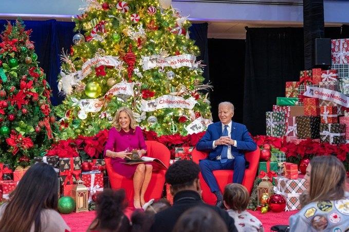 Visitan los Biden hospital infantil previo a Navidad