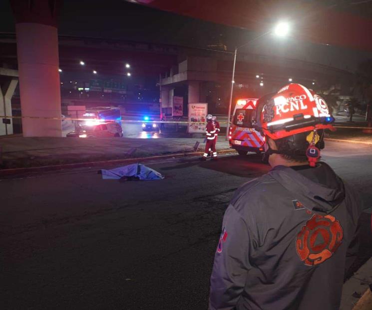 Cae hombre al vacío y muere al ser atropellado