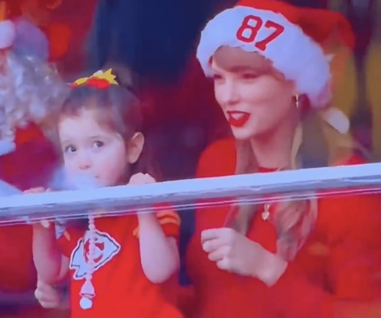 Taylor Swift disfruta de la navidad apoyando a Travis Kelce