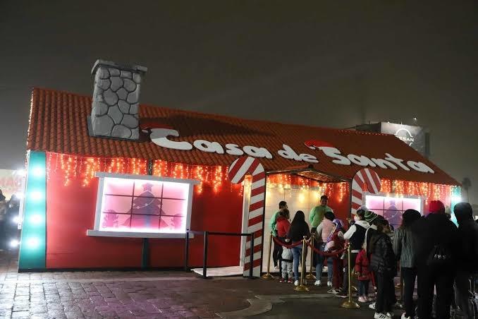 Disfrutan regios en familia  las atracciones navideñas