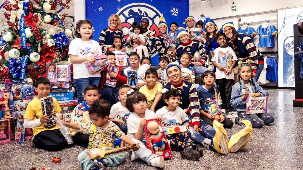 América regala juguetes a fundación
