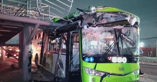 Al menos 13 pasajeros de un Ruta 685 resultaron lesionados, luego de que el conductor dormitó al volante y se estrelló contra un puente peatonal, la noche de navidad en el municipio de Salinas Victoria.