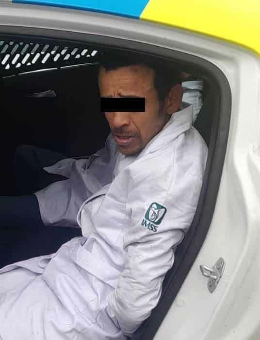 Un par de presuntos asaltantes, quienes vestían batas médicas del IMSS para engañar a sus víctimas, fueron detenidos por elementos de la Policía de Monterrey, en Colinas de San Jerónimo, al poniente de la ciudad.