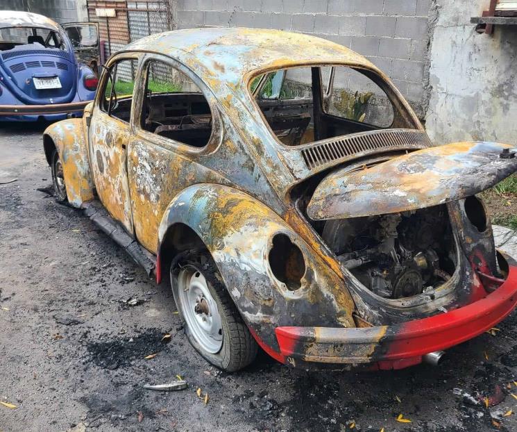 Incendian dos vehículos