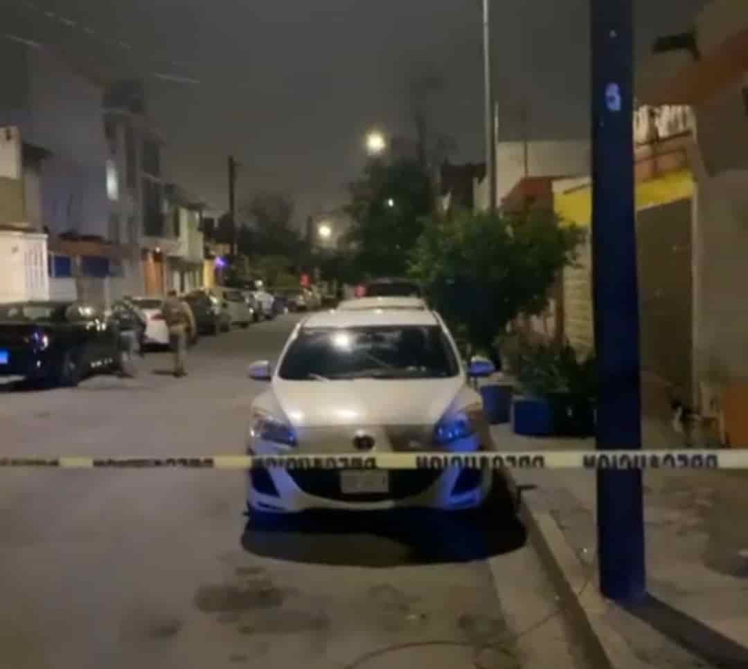 Un hombre que era perseguido por sus rivales, fue ejecutado a balazos y su cuerpo quedó dentro de un domicilio, en Monterrey.