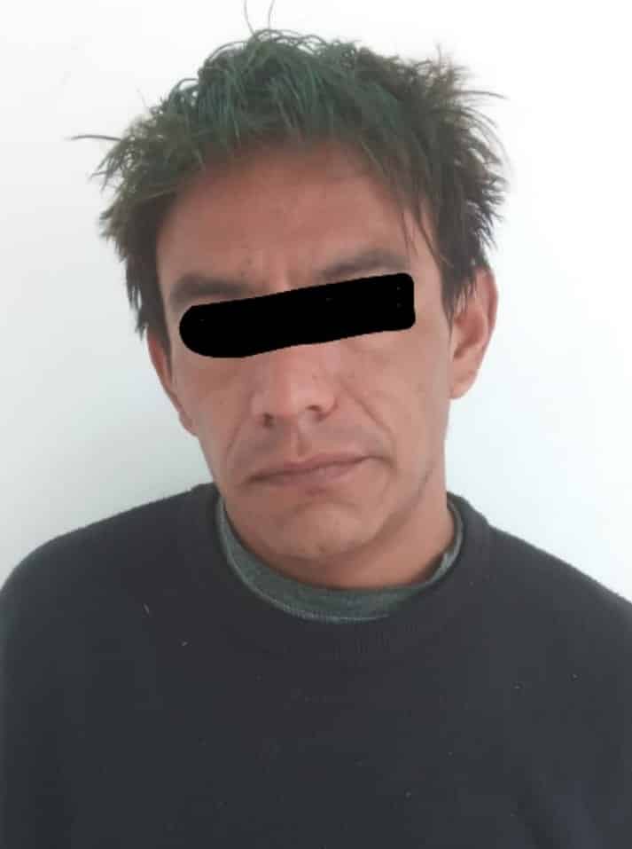 Elementos de la Policía de Proximidad de Escobedo que realizaban labores de prevención y vigilancia, detuvieron a un hombre a quien sorprendieron fumando con una pipa en vía pública y al revisarlo le encontraron dosis de cristal y mariguana.