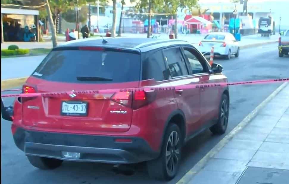 Luego de que la camioneta en que viajaba fue impactada presuntamente por su novio, quien además al parecer la chocó, la joven que al parecer manejaba la unidad la dejó abandonada encendida ayer en la plaza principal de Ciudad Guadalupe.