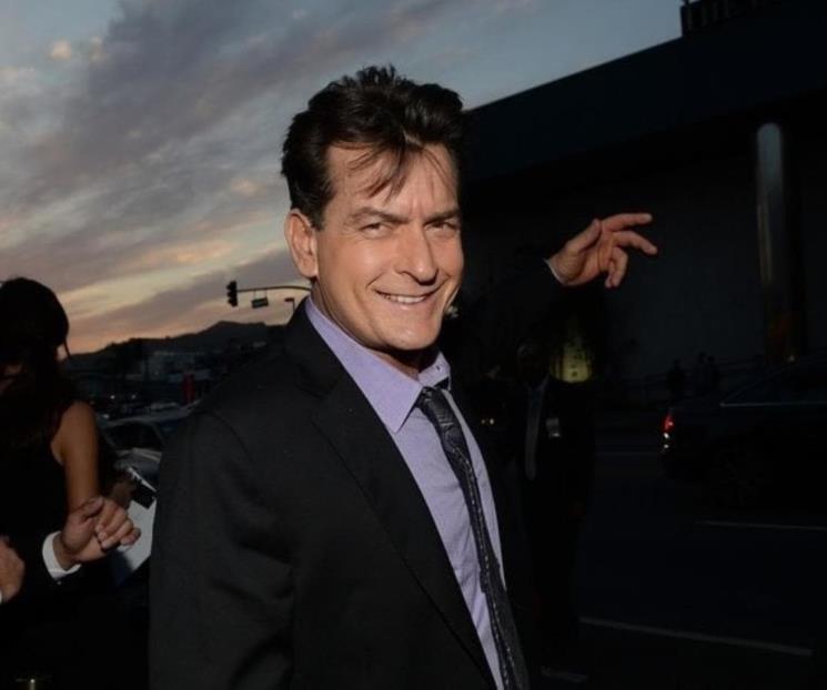 Vecina que atacó a Charlie Sheen en su casa se declara no culpable