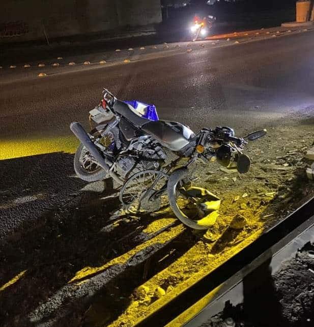 Impacta muro con su moto Impacta muro con su moto