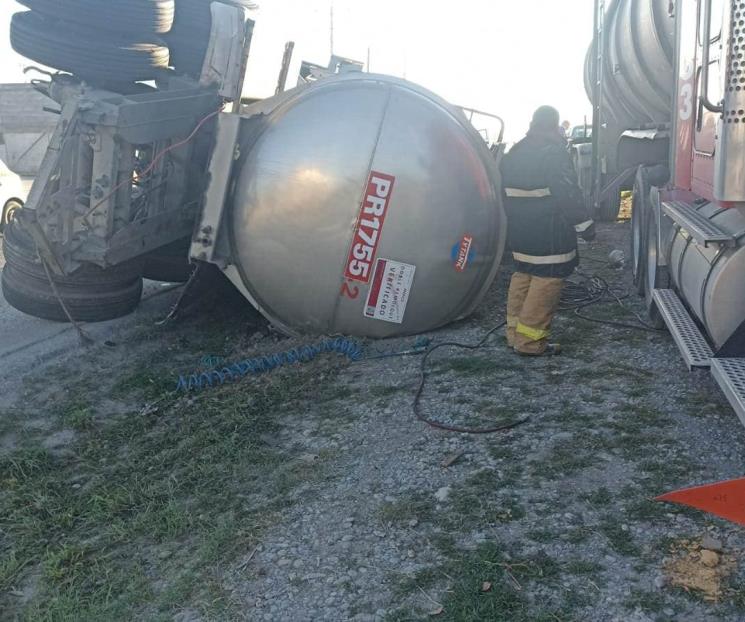 Vuelca pipa cargada con 60 mil litros de diesel en Cadereyta