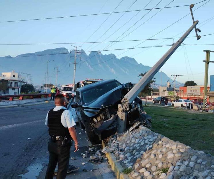Destroza poste de la CFE