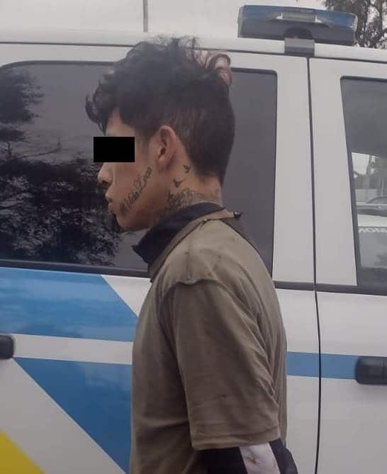 Molesto porque le dijo que se saliera de la casa por estar inhalando thiner, un joven golpeó presuntamente a su abuela, por lo que fue detenido por oficiales de la Policía de Monterrey en la Colonia Garza Nieto.