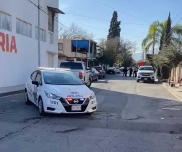 Catean casa en San Nicolás, decomisan armas y droga