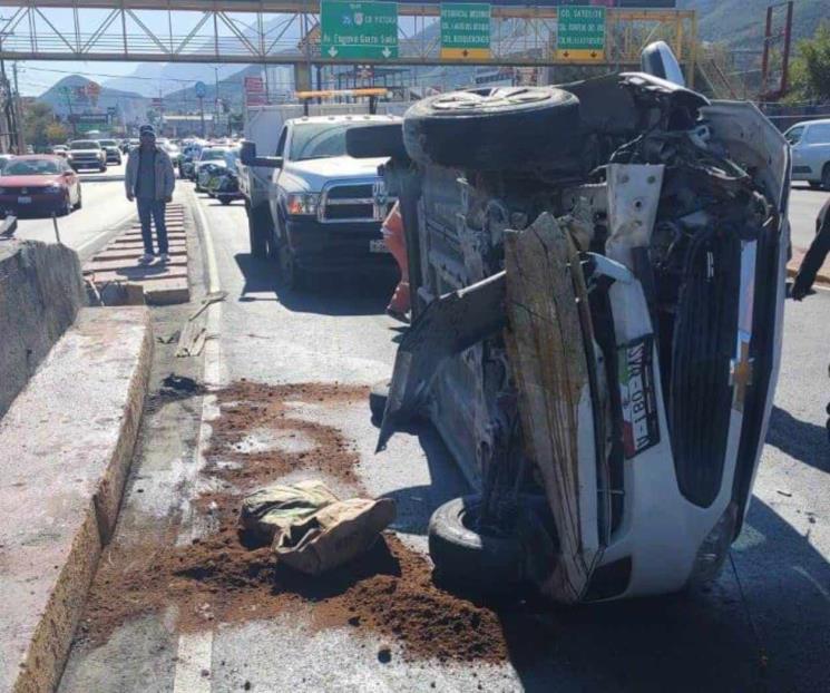 Vuelca auto sobre Av. Garza Sada
