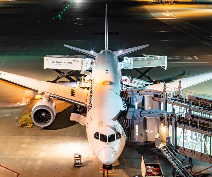 Encuentran a joven con hipotermia en un avión en París. Encuentran a joven con hipotermia en un avión en París.