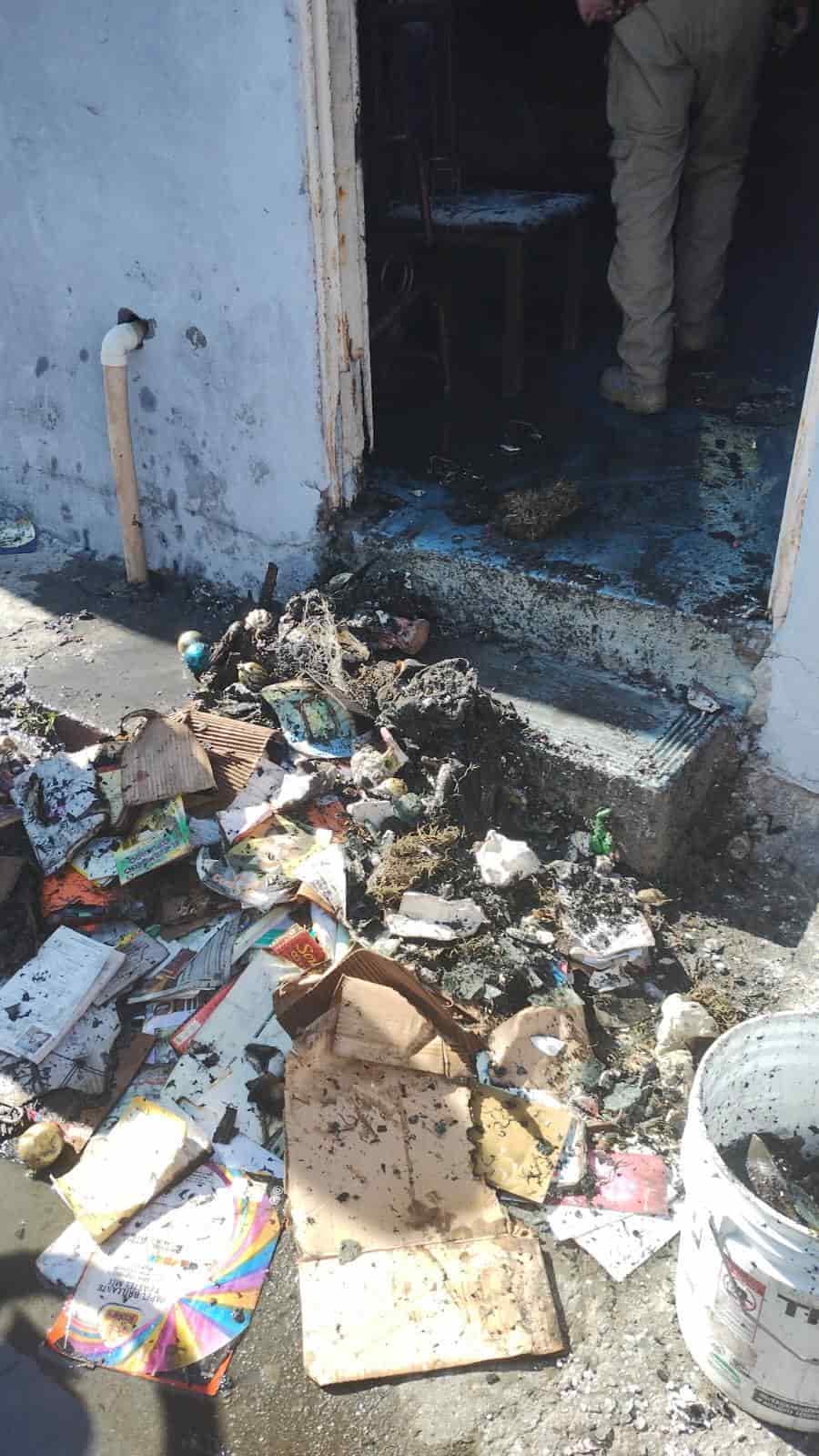 El incendio de un pino navideño en el interior de un domicilio al parecer por una veladora dejada encendida en el nacimiento, ocasionó diversos daños en la vivienda, sin que se reportaran lesionados, ayer en la Colonia Fomerrey 35, al norte de Monterrey.