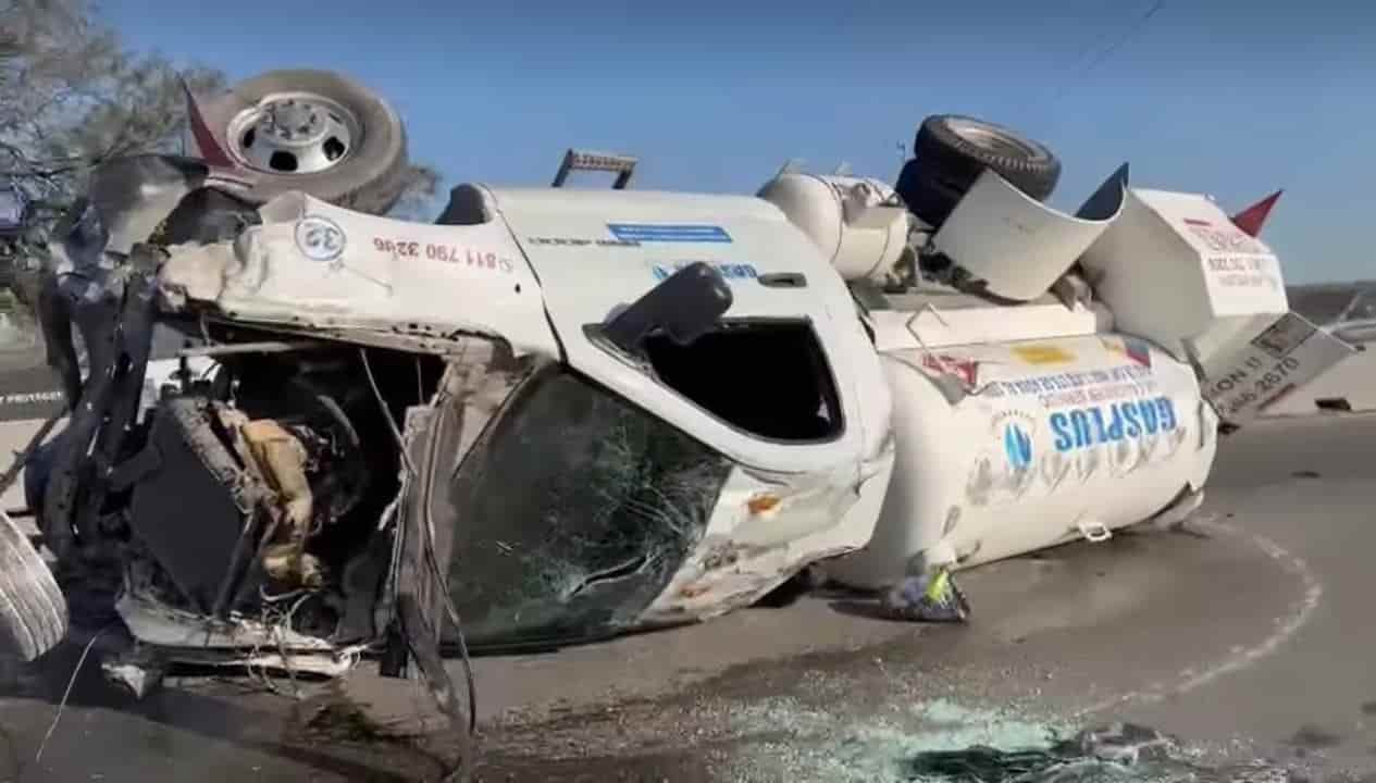 La volcadura de una pipa de Gas LP movilizó ayera elementos de Protección Civil del Estado en el Libramiento Noroeste y Carretera a Laredo, municipio de Apodaca.
