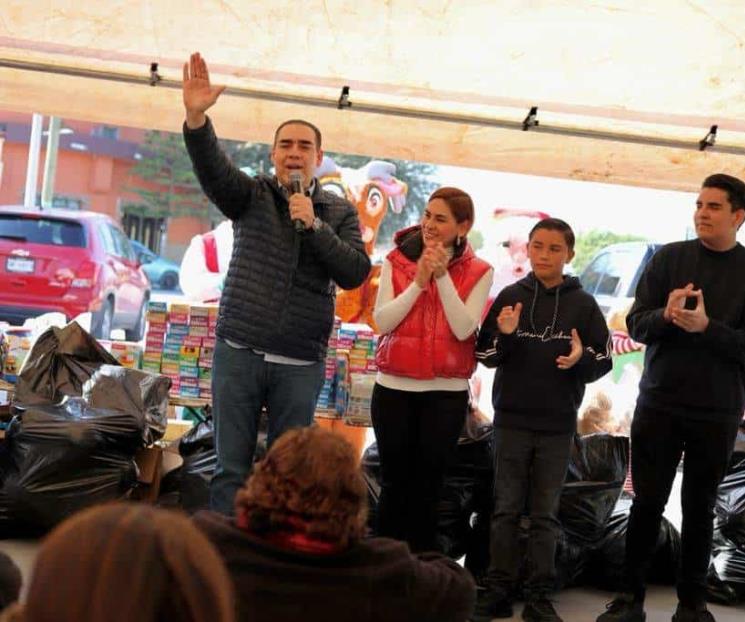 Reparte Humberto Treviño juguetes en Juárez