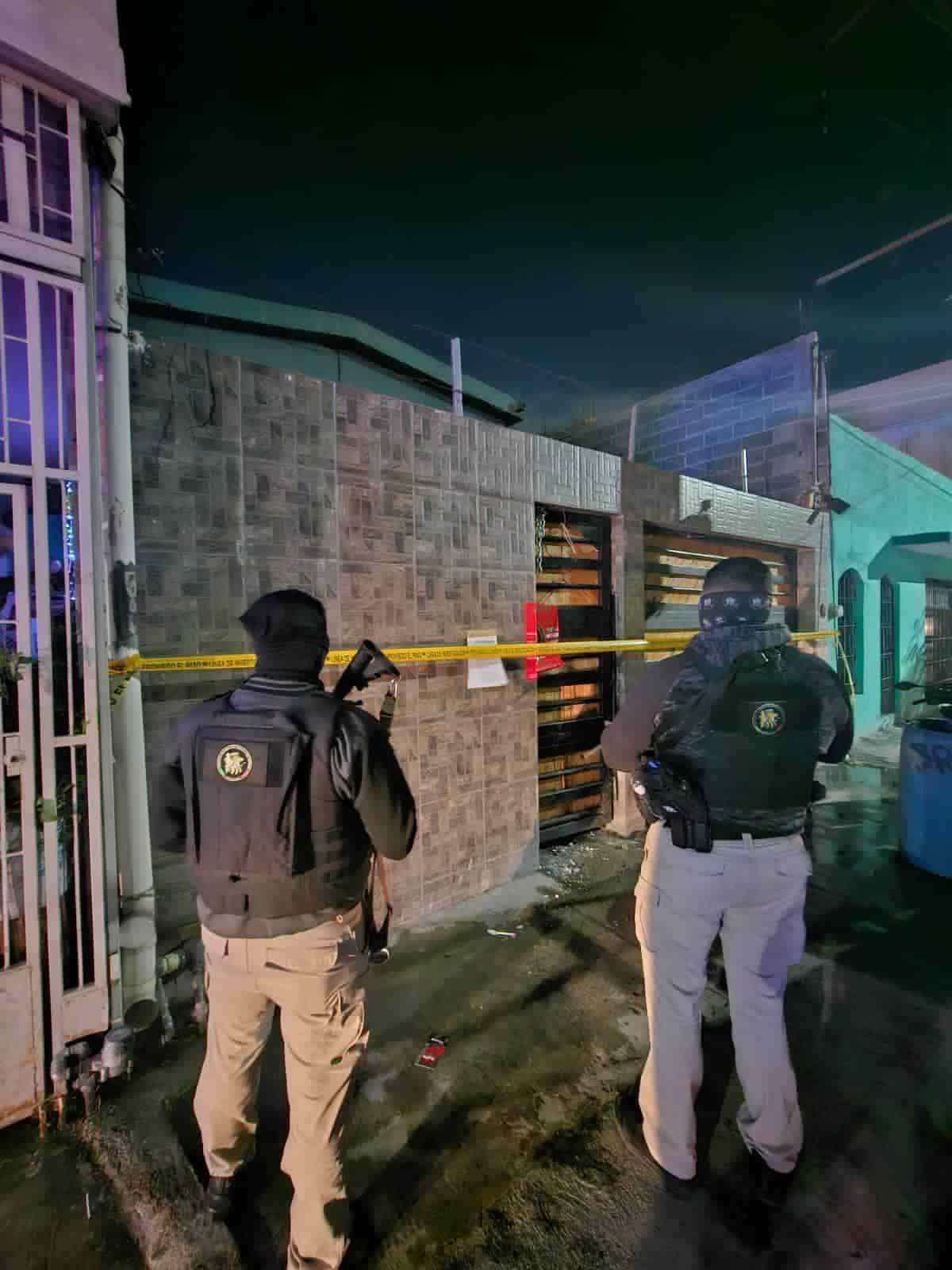 Tras la detención de tres hombres que realizaban disparos al aire en un domicilio de la Colonia El Frutal, en Santa Catarina, la Fiscalía General de Justicia de Nuevo León cateó la vivienda, en donde aseguraron droga, un cartucho hábil de arma larga y cuatro percutidos de arma corta.