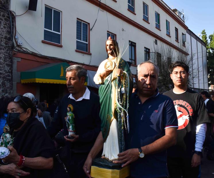 Fieles a San Judas acuden a iglesia de San Hipólito por fin de año