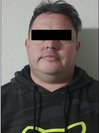 Luego de pasarse la luz roja de un semáforo, dos hombres que viajaban en una camioneta fueron arrestados la madrugada de ayer por elementos de Seguridad Pública de Santa Catarina, ya que les encontraron un arma de fuego en la unidad.