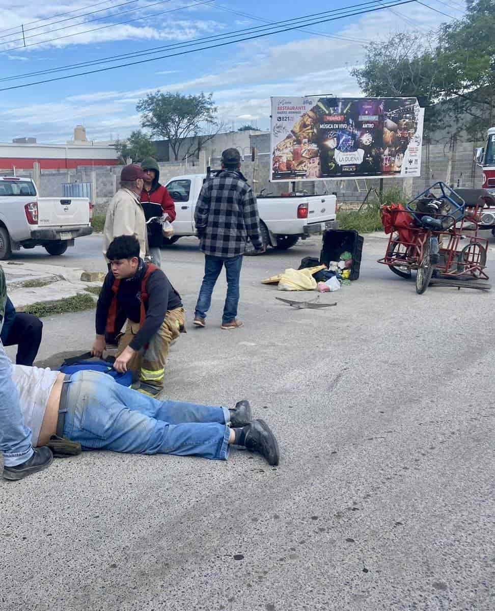 Un bolero terminó con lesiones de consideración al ser impactado su triciclo por una camioneta, en el centro del municipio de Linares.