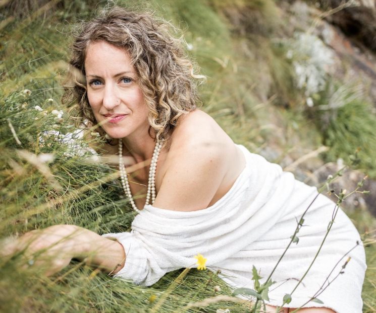Mujer canadiense mantiene relación romántica con un árbol